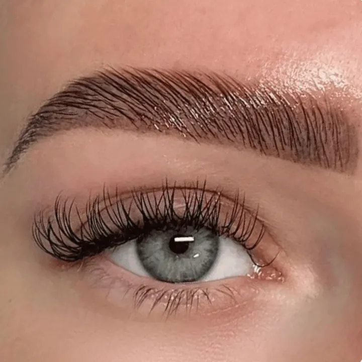 Sobrancelha com brow lamination e cílios alongados