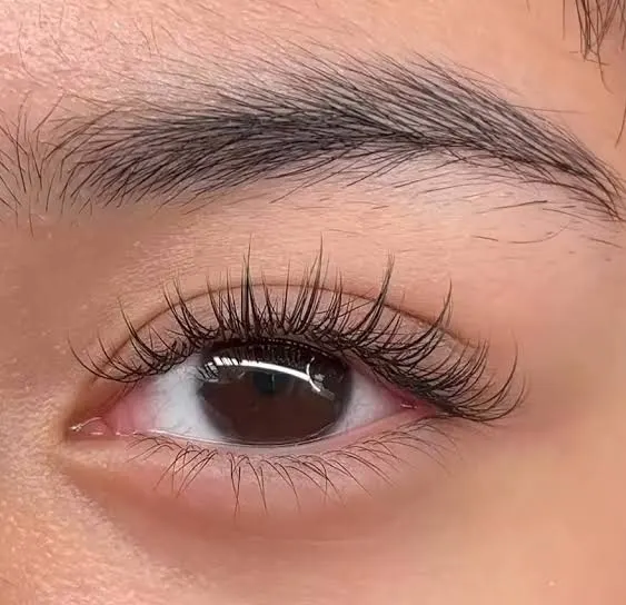 Close de olho com extensão de cílios de efeito natural