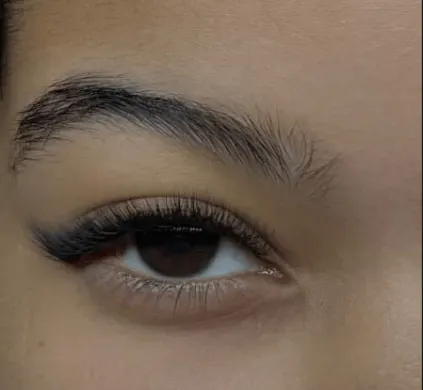 Close de olho com extensão de cílios no efeito Foxy Eyes