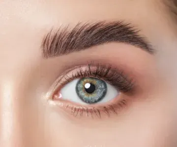 Sobrancelha com aplicação de henna
